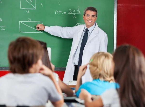 Professor de Geometria de Ensino para crianças em idade escolar — Fotografia de Stock