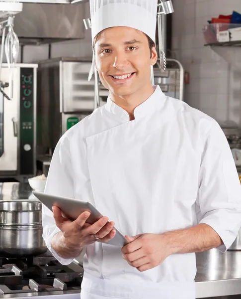 Gutaussehender Koch mit Tablet-Computer — Stockfoto