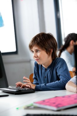 okul sırası pc bilgisayar laboratuarında kullanarak liseli