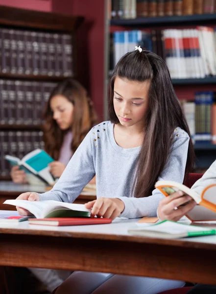 Teenage schoolmeisje studeren in bibliotheek — Stockfoto