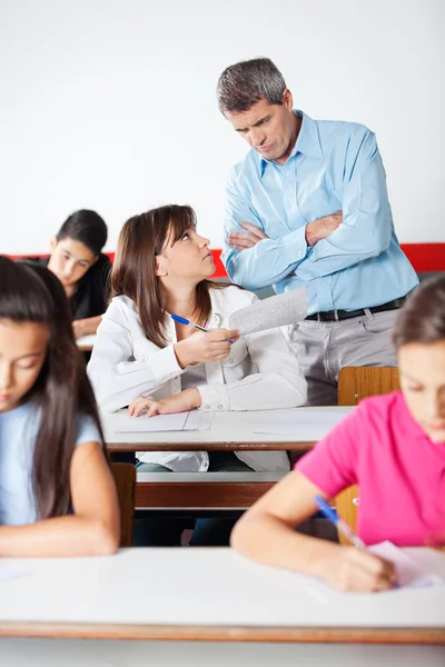 Professor irritado olhando para o estudante durante o exame — Fotografia de Stock