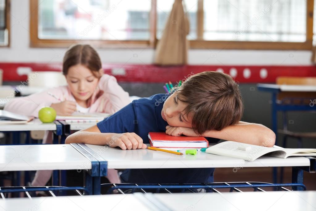niño durmiendo en escritorio en aula — Foto de stock © SimpleFoto #29334771