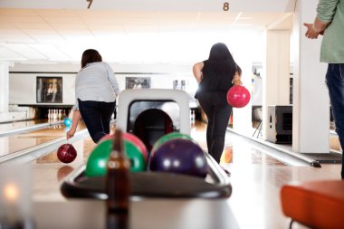 bowling salonu içinde oynayan kadınlar