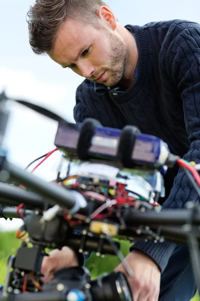 Técnico que fixa a câmera no drone de UAV — Fotografia de Stock