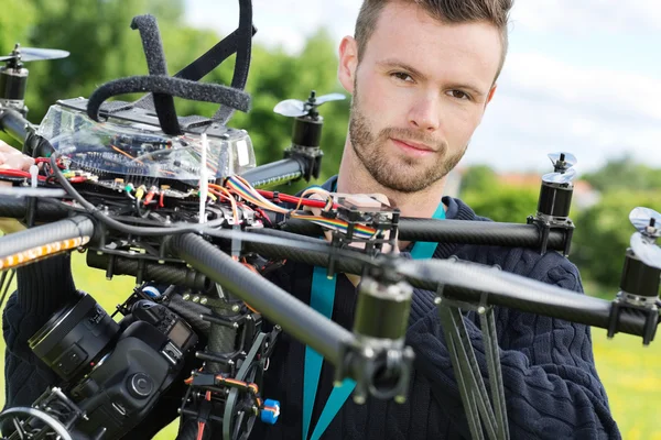 Ingegnere maschio con elicottero UAV in parco — Foto Stock