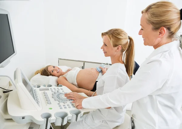 Behandeling van zwangere buik door ultrasone scan gynaecologen — Stockfoto