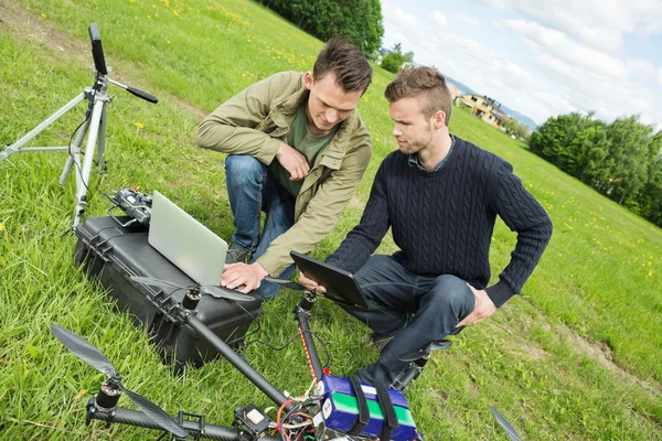 Mérnökök javítás Uav helikopter — Stock Fotó