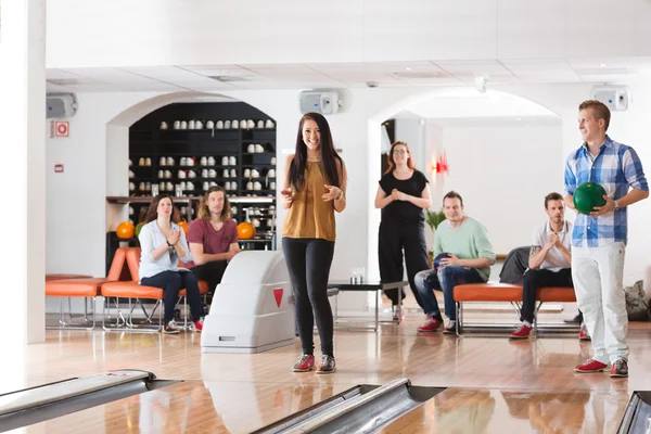 Felice donna con gli amici in Bowling Club — Foto Stock