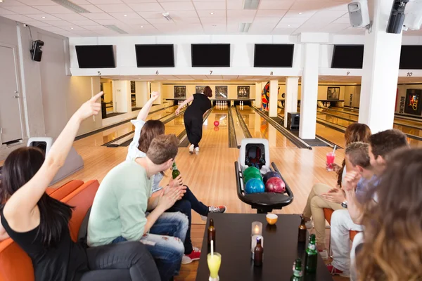 Friends Cheering Woman Bowling in Club — Stock Photo, Image