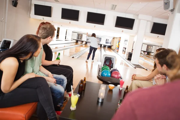 Amigos assistindo Mulher Bowling no beco — Fotografia de Stock