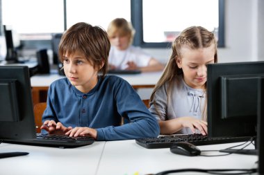 Masaüstü pc kullanarak bilgisayar laboratuarında okul