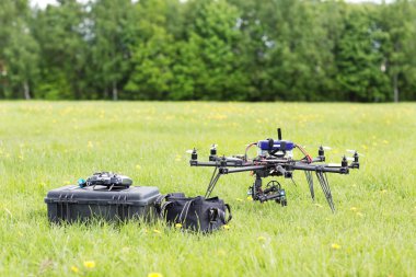 Araç kutusu ve çanta ile İHA helikopter