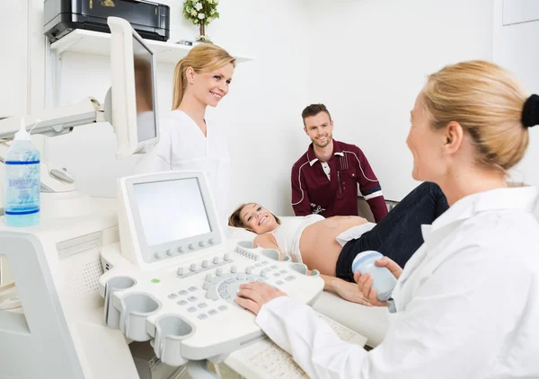 Gynecologists And Expectant Couple In Clinic — Stock Photo, Image