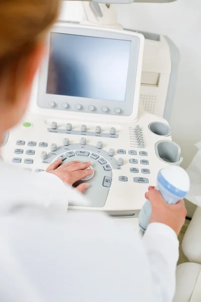 Doctor Holding Ultrasound Equipment — Zdjęcie stockowe