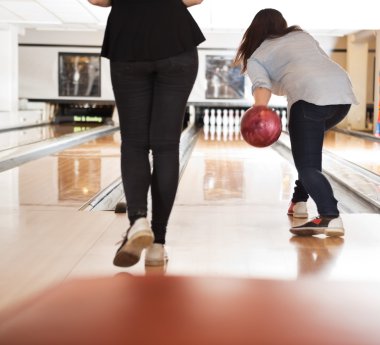 bowling salonu içinde oynayan kadınlar
