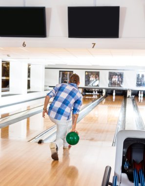 bowling salonu içinde son pin için giden adam