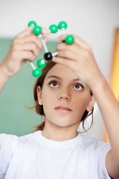 女子高生の分子構造を見て — ストック写真