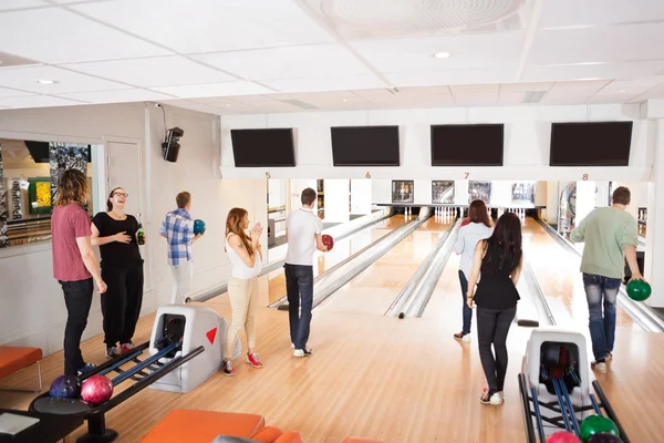Friends Bowling in Club — Stock Photo, Image