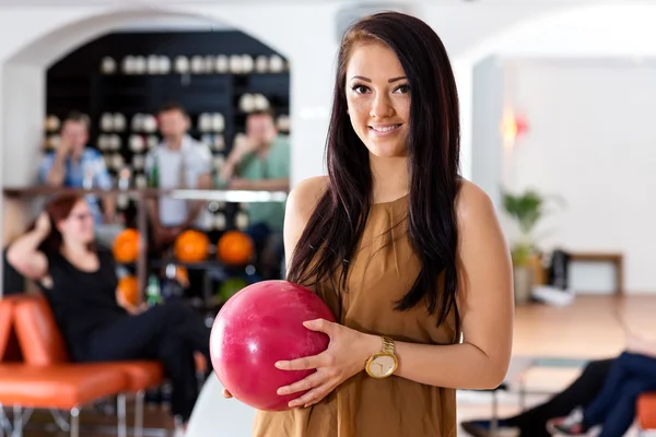 Mulher feliz segurando bola de boliche no clube — Fotografia de Stock