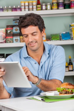 mağaza dijital tablet kullanarak atıştırmalıklar ile erkek müşteri