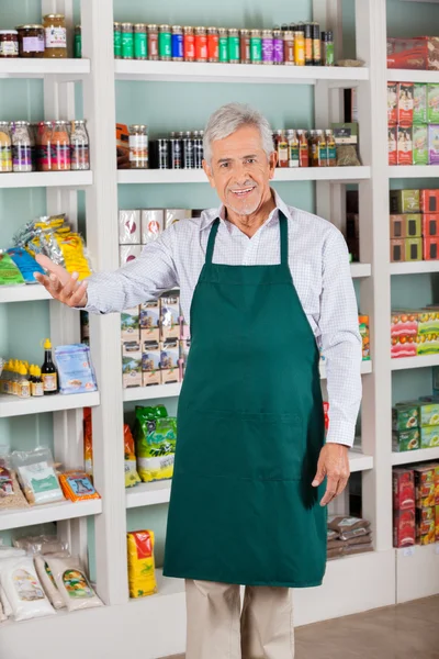 Masculino loja proprietário Gesturing no supermercado — Fotografia de Stock