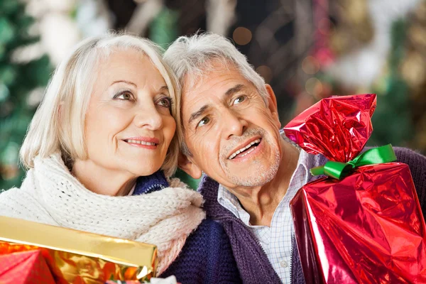 Par med jul presenterar i butik — Stockfoto