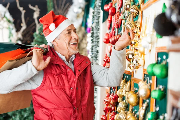 Mann kauft Weihnachtsschmuck im Geschäft — Stockfoto