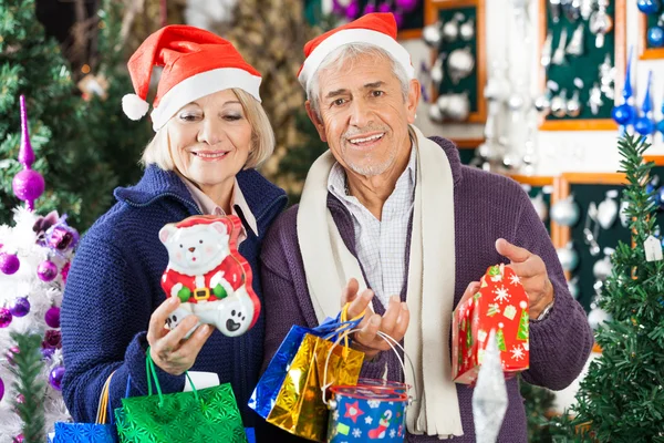Homem de compras para o Natal com mulher na loja — Fotografia de Stock