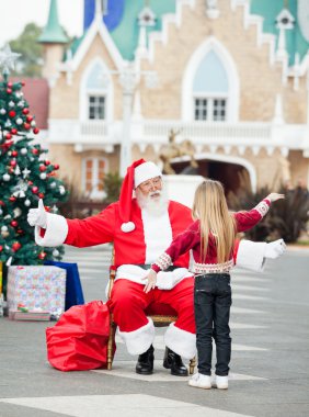Noel Baba kız kucaklamaya