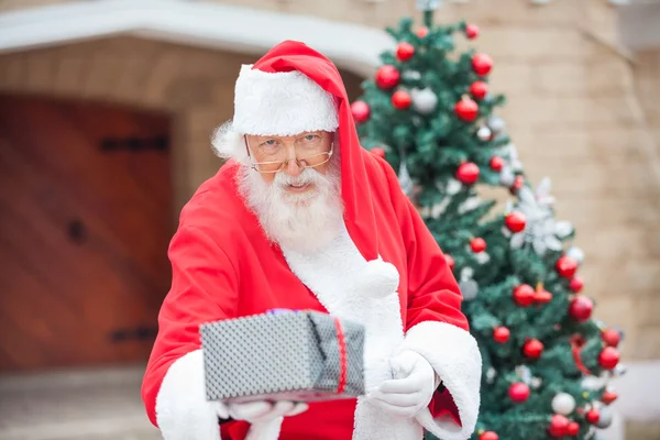 Santa Claus Giving Christmas Present — Stock Photo, Image