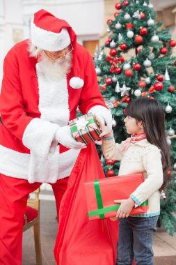 Noel Baba kızı için hediyeler vererek