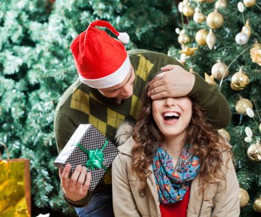 Noel hediye mağazasından şaşırtıcı kadınla adam