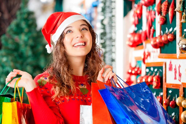 Gelukkige vrouw met shopping tassen — Stockfoto