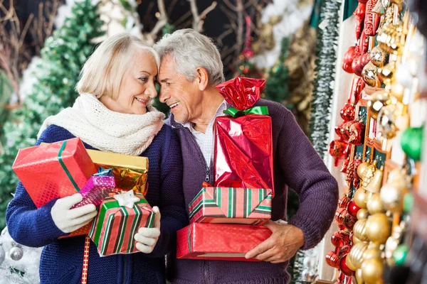 Romantisches Paar im Weihnachtsgeschäft — Stockfoto
