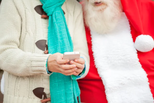 Άγιος Βασίλης με αγόρι χρησιμοποιώντας smartphone — Φωτογραφία Αρχείου