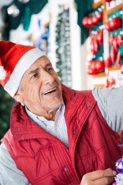 Noel mağazasında çalışan kıdemli erkek sahibi