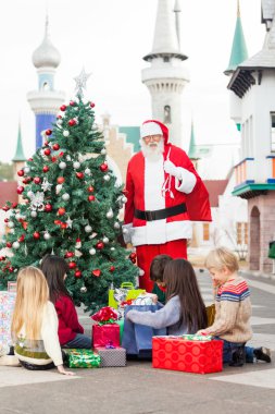 Noel Baba ile açılış çocuk Noel ağacı tarafından sunar