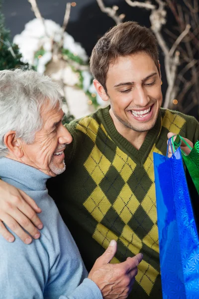 Lycklig far och son i christmas store — Stockfoto