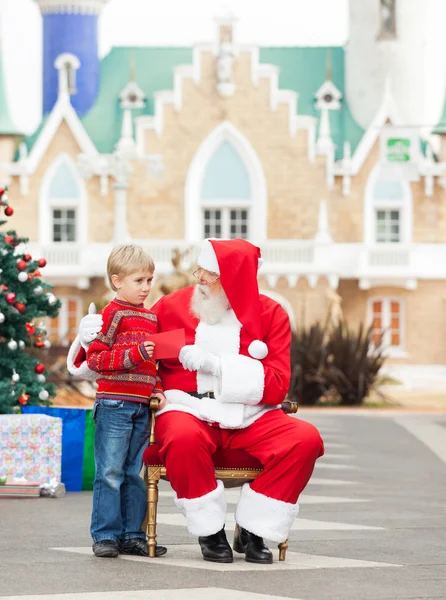 Garçon donnant une lettre au Père Noël — Photo