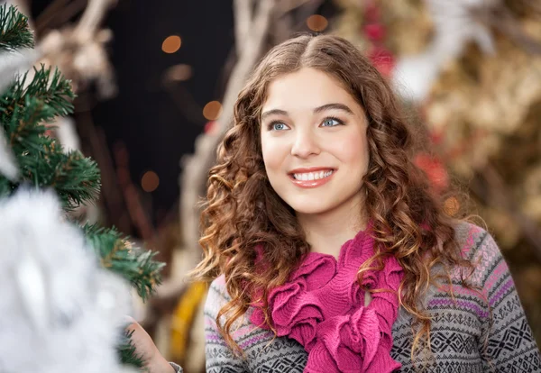 Vacker ung kvinna i christmas store — Stockfoto