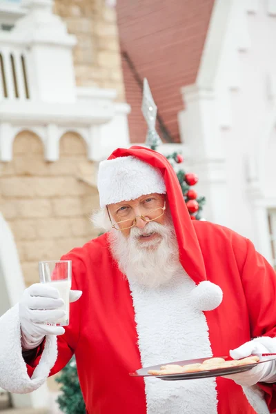 Jultomte med kakor och mjölk — Stockfoto