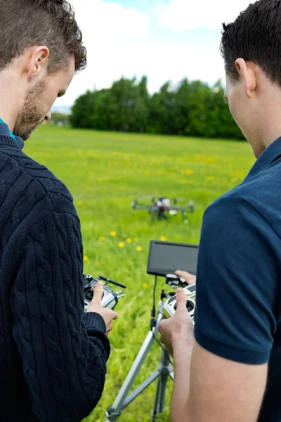 Engenheiros operando helicóptero UAV — Fotografia de Stock