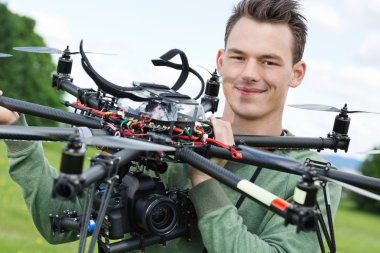UAV ile kamera tutan mühendisi