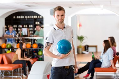 bowling topu kulüp ile kendine güvenen genç adam