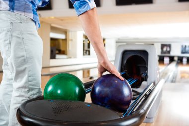 Adamın elini raf bowling topu toplama