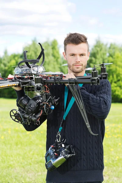 Homme ingénieur tenant un hélicoptère UAV dans le parc — Photo