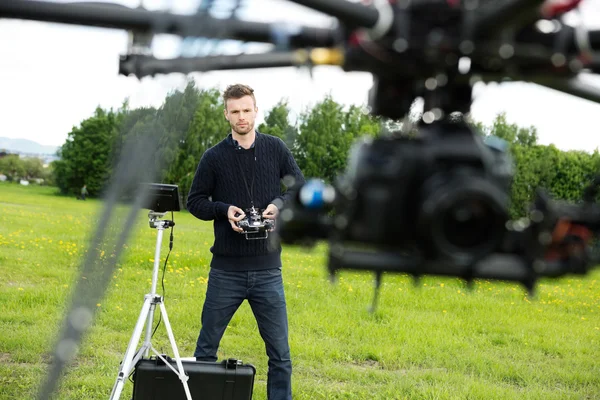 Ingeniero Volando helicóptero UAV en Parque — Foto de Stock