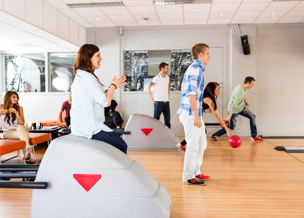 Young Friends Bowling in Club — Stock Photo, Image