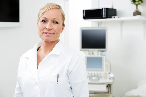 Radiolog kobieta stoi w sali egzaminacyjnej — Zdjęcie stockowe