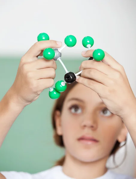 Écolière adolescente examinant la structure moléculaire — Photo